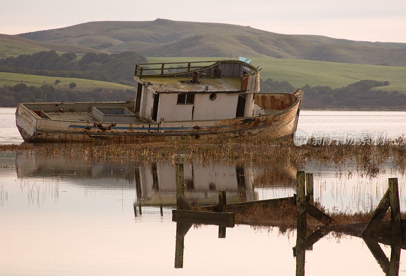 在Point Reyes, CA被遗弃的船